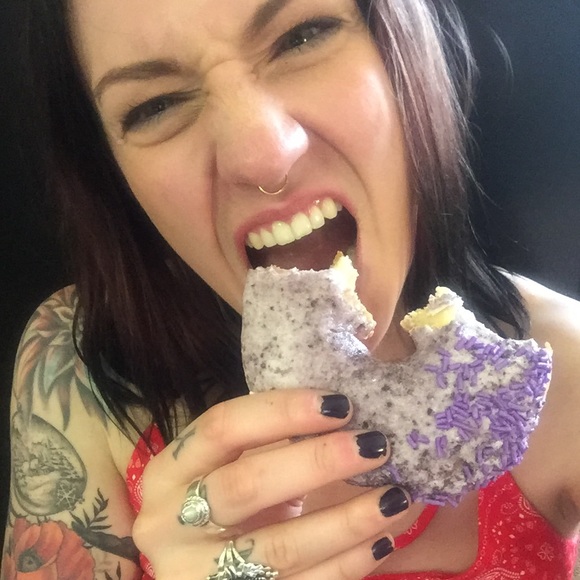 Meet your Posher, April - Picture 2 of 8